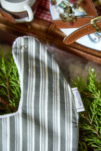 Charger l'image dans la galerie, Bavoir Vancouver