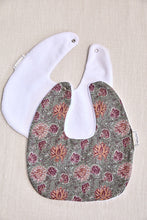 Charger l'image dans la galerie, Bavoir Vancouver